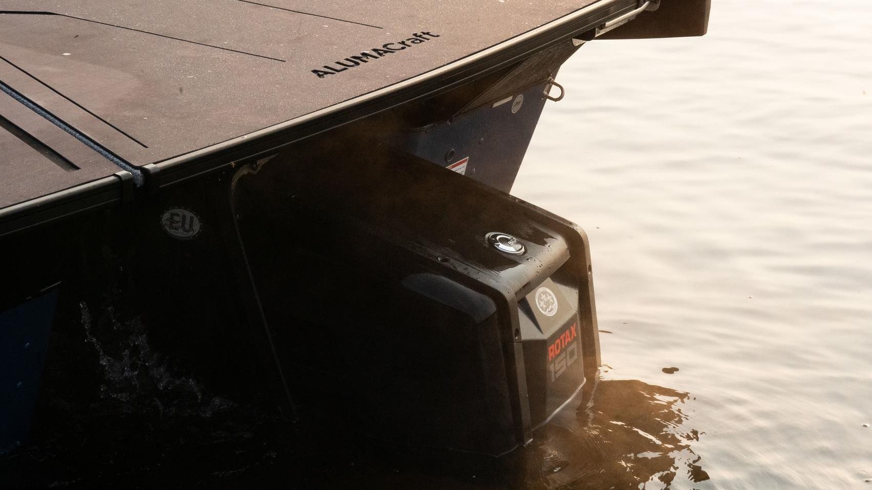 Vue du premier moteur hors-bord doté de la technologie Stealth sur les bateaux d'Alumacraft