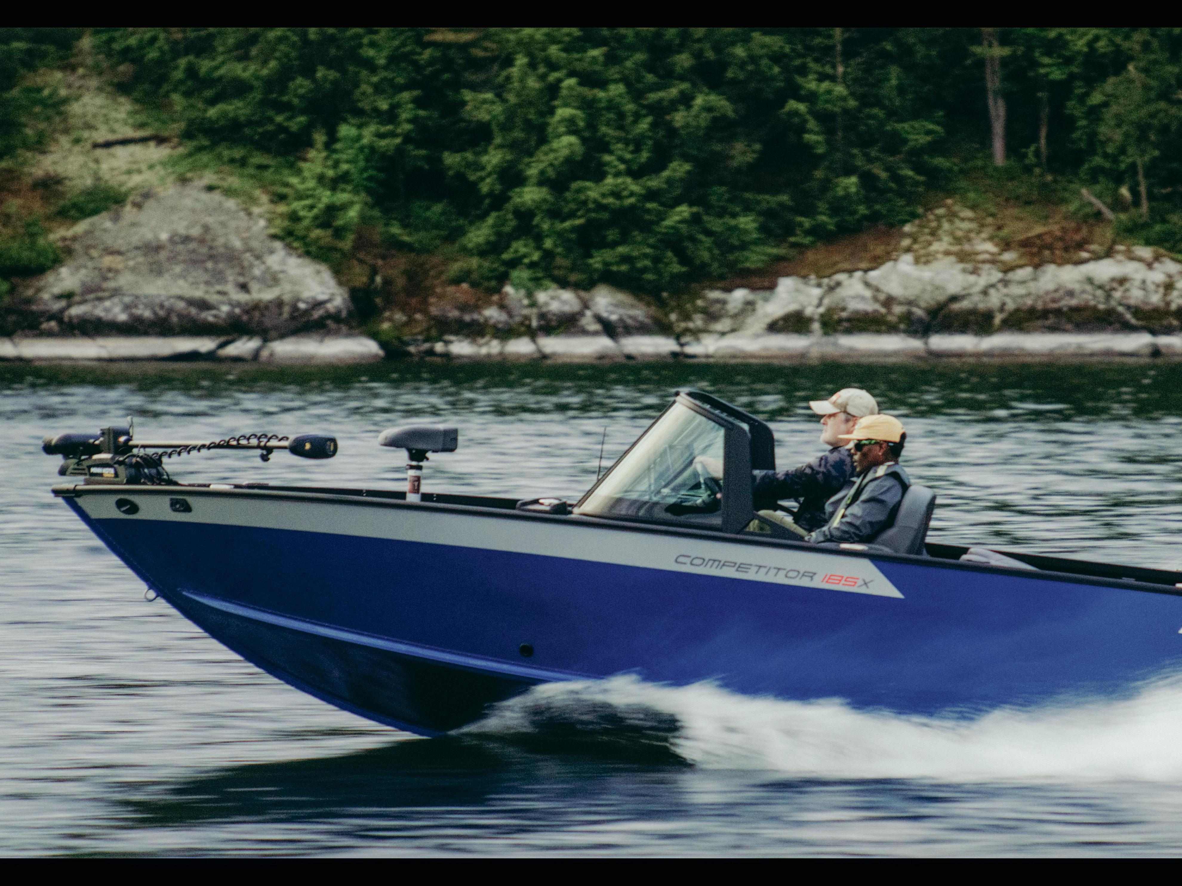 Deux pêcheurs sur un Alumacraft Competitor avec coque en V rivetée