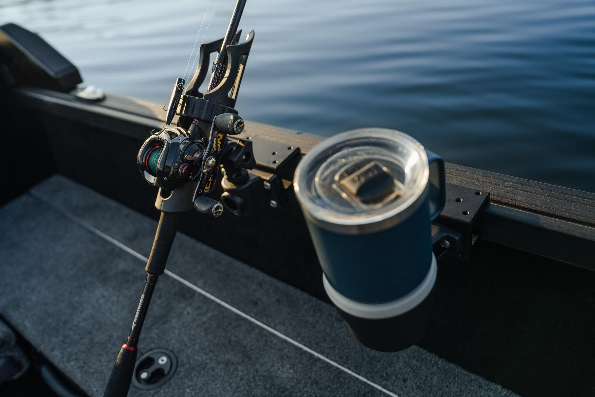 Vue rapprochée des outils pouvant être installé sur le côté de son bateau de pêche Alumacraft.