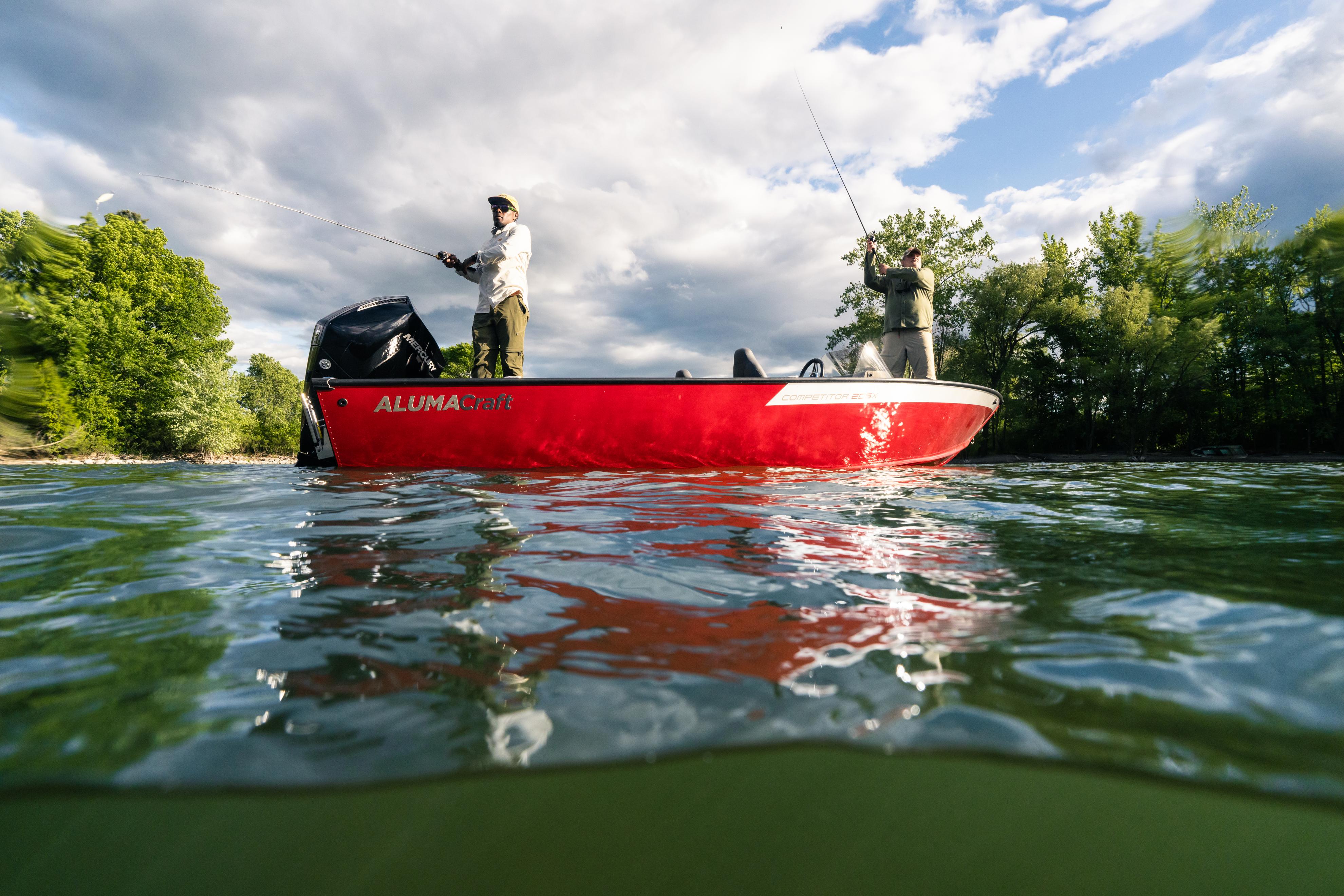 Deux pêcheurs en action sur le nouveau Alumacraft Competitor 205x 2025