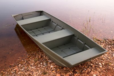 Alumacraft 1436 Jon Sierra LT Docked on a Shore