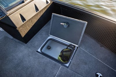 Alumacraft Competitor Shadow -Bow-Livewell