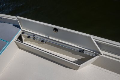 Alumacraft Bay 20 - Starboard storage