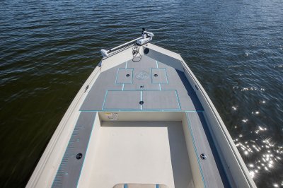 Alumacraft Bay 20  - Bow Walk Through