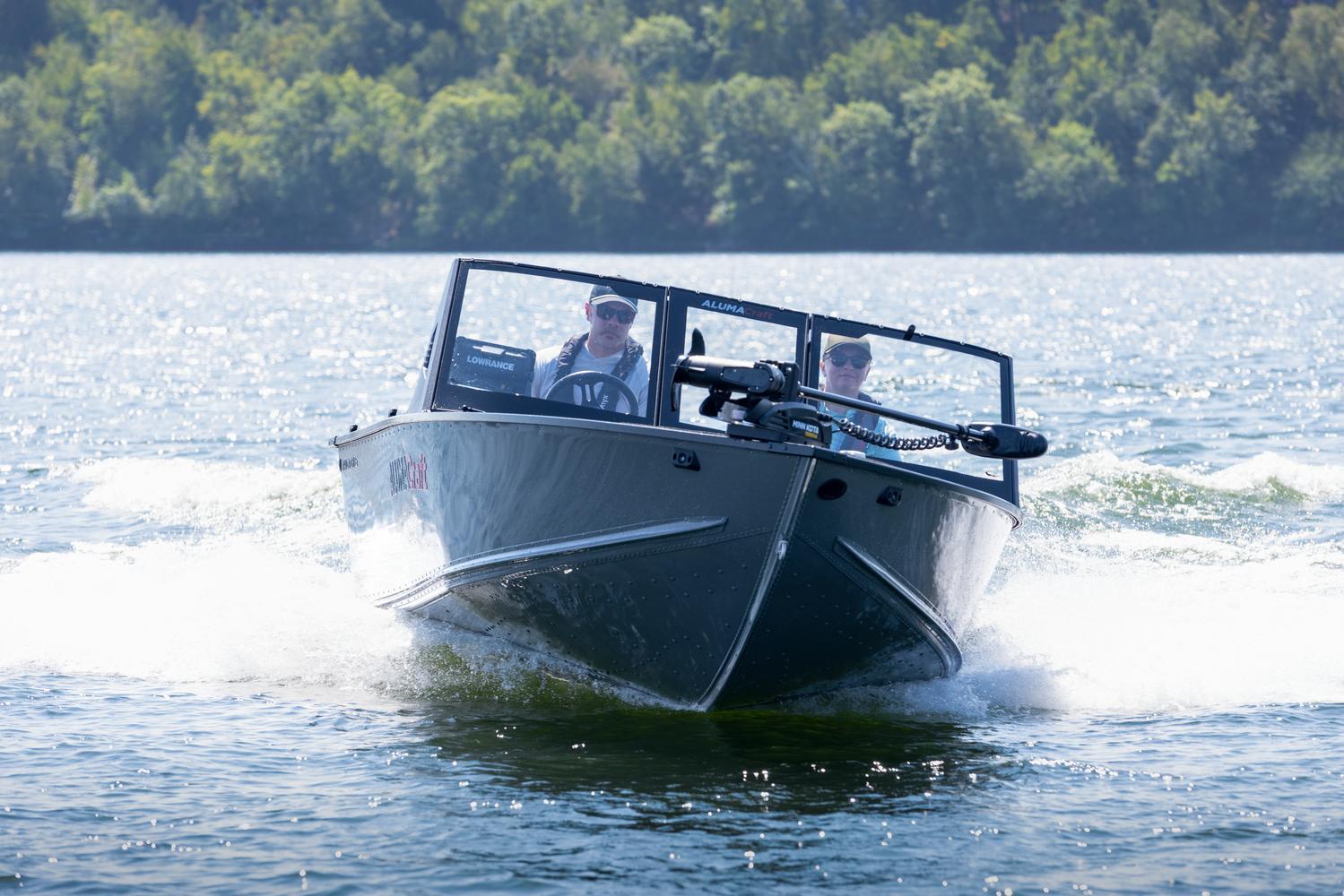 How to Handle Your Aluminum Fishing Boat in Rough Water